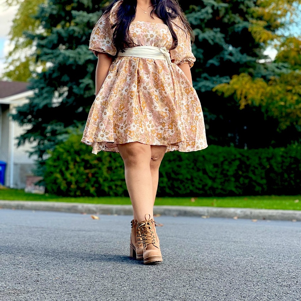 Cream tan floral mini dress with puff sleeves , no slit , SIZE : L